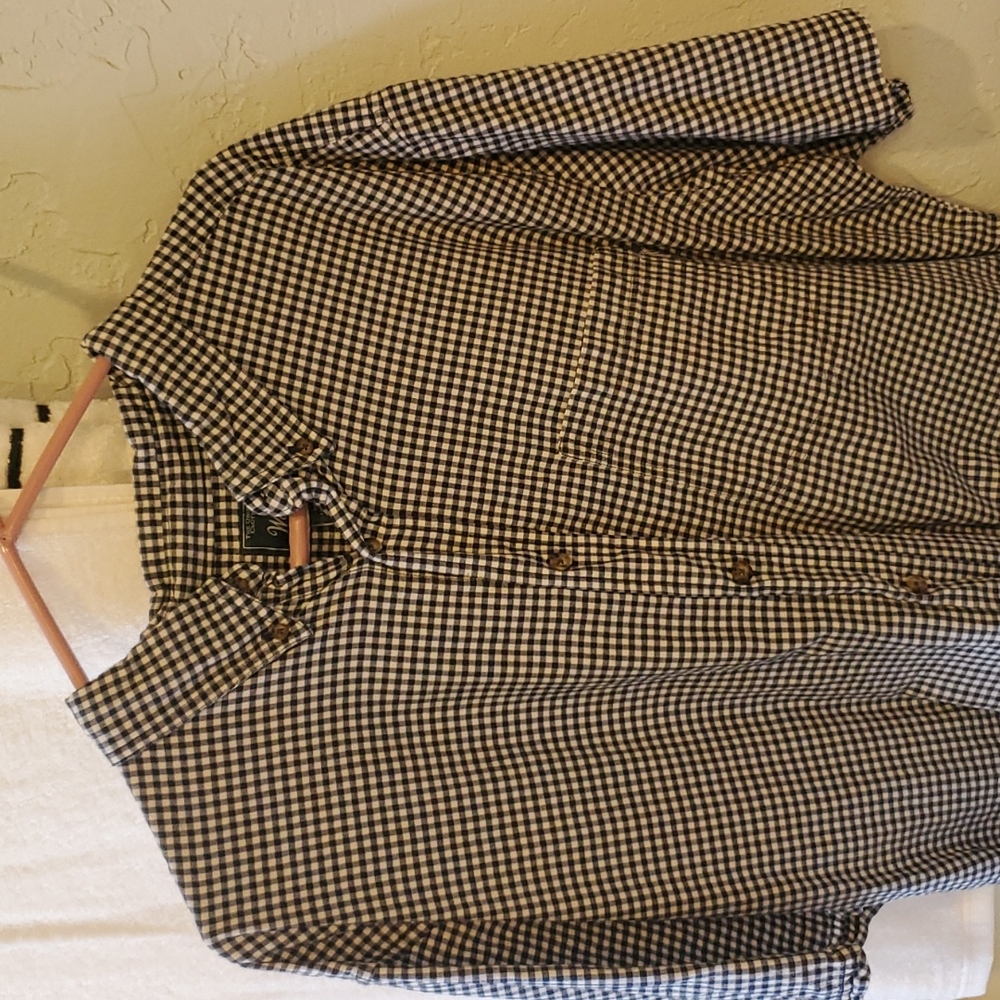 Short sleeve button down